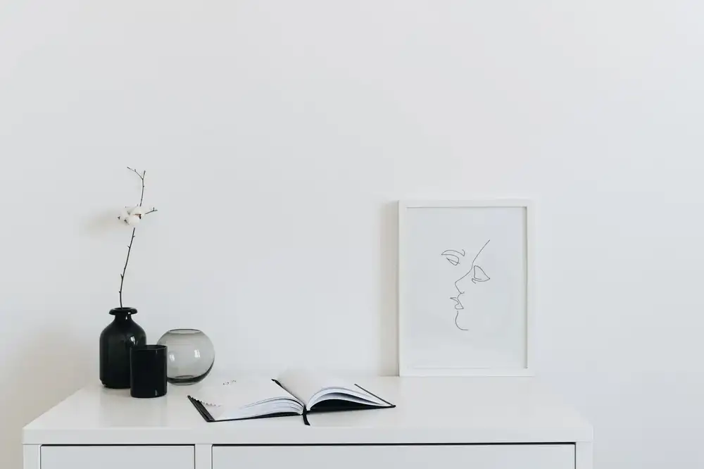Ein minimalistischer Schreibtisch mit Notizbüchern und Skizzen