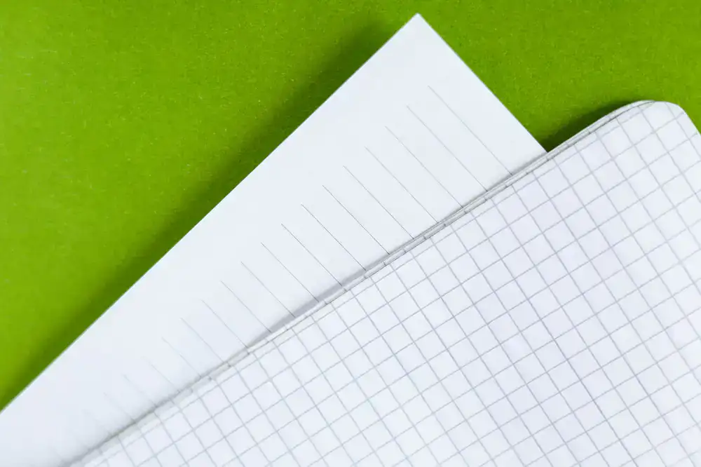 Nahaufnahme von strukturiertem Papier und Schreibutensilien