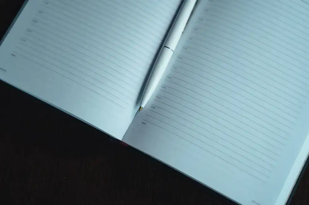 Aufgeschlagener Tagesplaner mit elegantem Stift