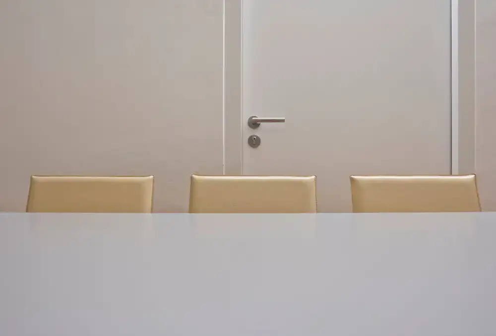 Notizbücher und Stifte auf einem Tisch